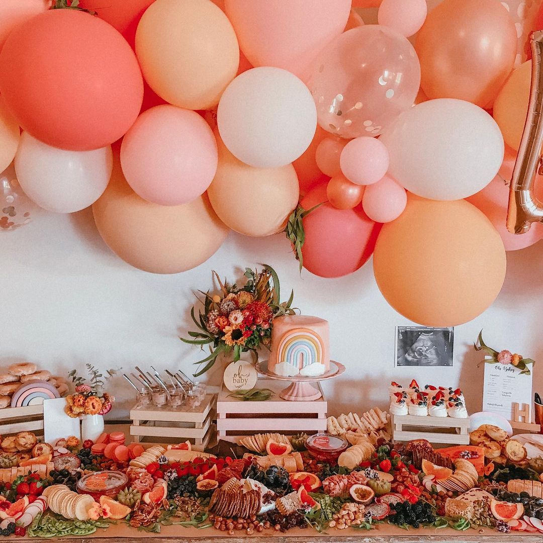 Backdrop, Balloon garlands | Parties Made Pretty